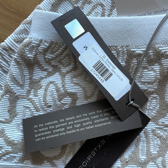 NWT! White and cream knit skirt. - Picture 4 of 4